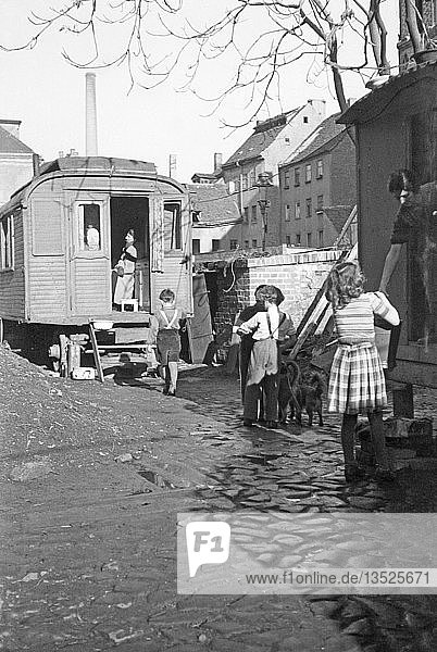 Notwohnung und Behelfsunterkunft wohnen im Bauwagen 1948 Leipzig Sachsen DDR Deutschland Europa
