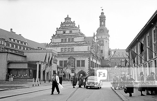 Altes Rathaus  links der Pavillon der Nationalen Front  1956  Leipzig  Sachsen  DDR  Deutschland  Europa
