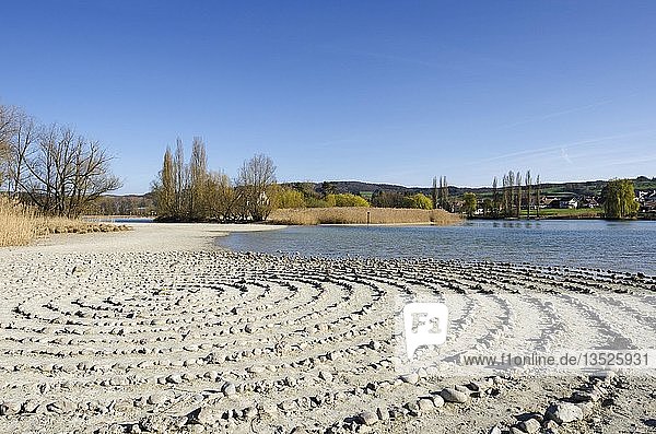 Steinlabyrinth auf der Insel Werd  kann zur Meditation genutzt werden  Insel Werd im Rücken  Kanton Schaffhausen  Schweiz  Europa