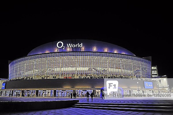 O2 World  eine Mehrzweckhalle für bis zu 17000 Zuschauer  Nachtszene  Berlin  Deutschland  Europa