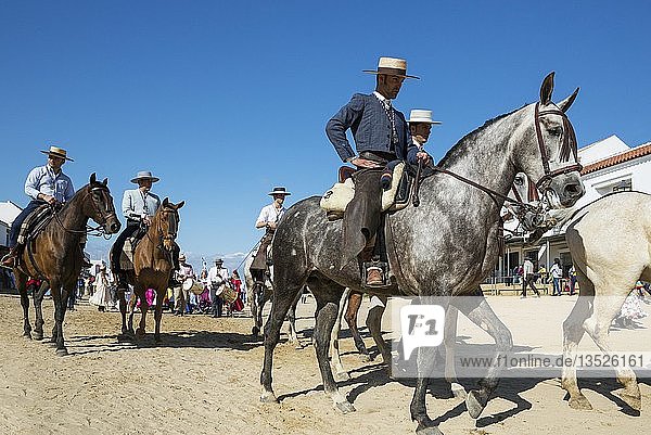 Leute in traditioneller Kleidung reiten Pferde Pfingsten Wallfahrt von EL Rocio Huelva-Provinz Andalusien Spanien Europa