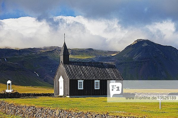Schwarze Holzkirche vor Bergen  Budir Kirka  Budir  Halbinsel Snæfellsnes  Westisland  Vesturland  Island  Europa