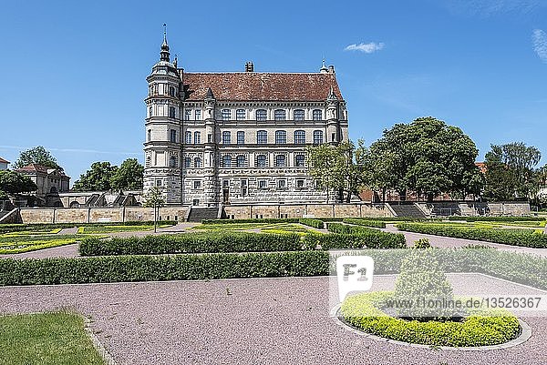 Schlosspark  Schloss  Renaissancebauwerk  Güstrow  Mecklenburg-Vorpommern  Deutschland  Europa