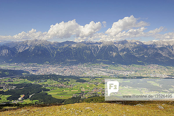 Stadt Innsbruck vom Patscherkofel aus gesehen  2248 m  im Hintergrund die Nordkette  auch Inntalkette genannt  Tirol  Österreich  Europa
