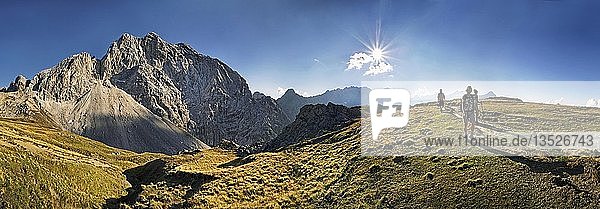 Panoramablick  Wanderer auf dem Weg zur Meilerhütte  Partenkirchener Dreitorspitze  Garmisch-Partenkirchen  Wettersteingebirge  Bayern  Deutschland  Europa