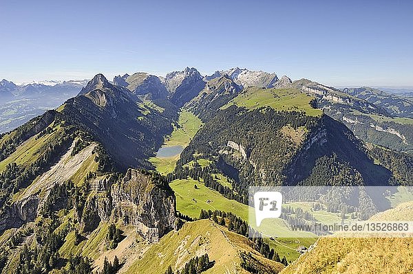 Blick über die Appenzeller Alpen  mit dem Sämtiser See in der Mitte  Kanton Appenzell Innerrhoden  Schweiz  Europa