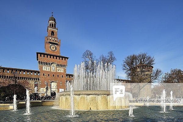 Springbrunnen mit dem Castello Sforzesco  Schloss Sforza  Mailand  Lombardei  Italien  Europa