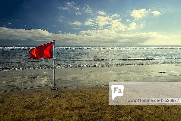 Rote Badeverbotsflagge an einem Strand  Maspalomas  Kanarische Inseln  Spanien  Europa