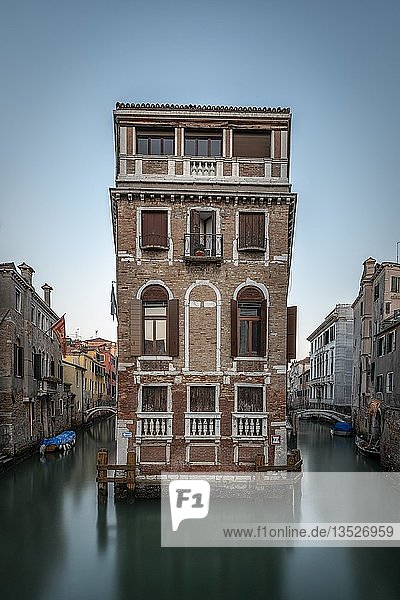 Wohnhaus gegenüber der Brücke der Calle Bragadin o Pinelli zwischen den Kanälen Rio de la Tetta und Rio de San Giovanni Laterano  Venedig  Italien  Europa