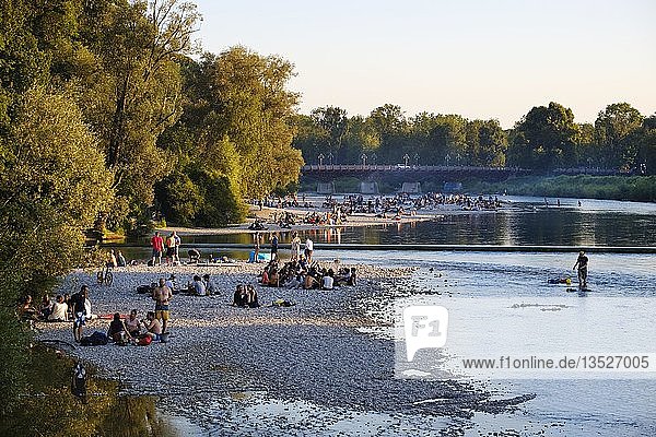 Jugendliche auf Kiesbank am Flussufer  Isar bei Flaucher  Thalkirchner Brücke  Thalkirchen  München  Oberbayern  Bayern  Deutschland  Europa