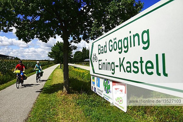 Wegweiser  Radfahrer in Sandharlanden  Ostbayern  Niederbayern  Bayern  Deutschland  Europa