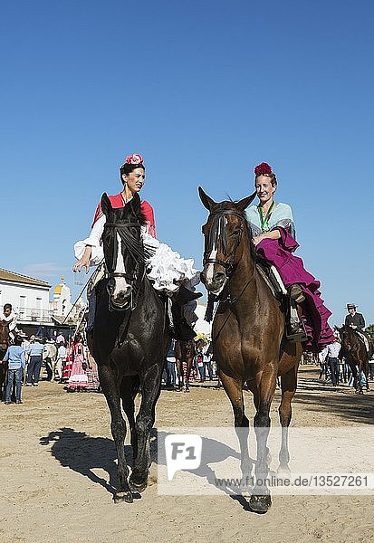 Reiterinnen in bunten Kleidern Pfingsten Wallfahrt von EL Rocio Huelva-Provinz Andalusien Spanien Europa