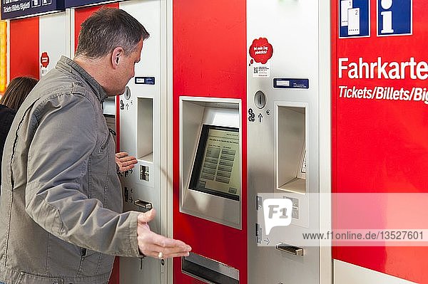 Verwirrter Mann vor einem Fahrkartenautomaten  Düsseldorf  Nordrhein-Westfalen  Deutschland  Europa