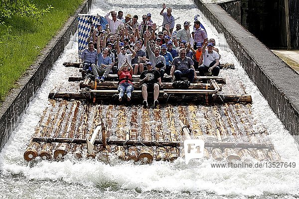 Floßfahrt auf der Isar Floßrutsche Mühltal Oberbayern Bayern Deutschland Europa