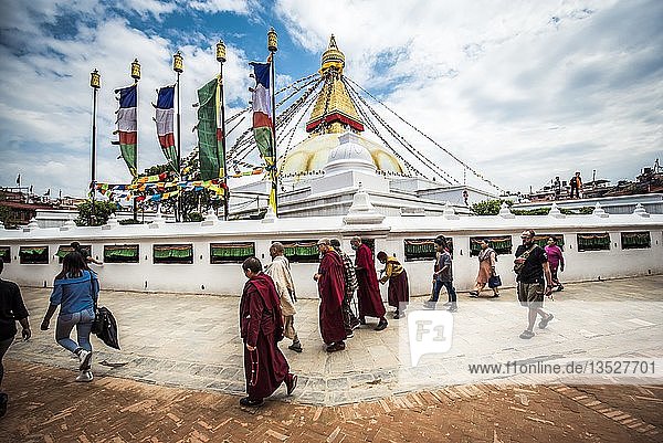 Boudhanath Stupa mit Gläubigen Boudha Kathmandu Nepal Asien