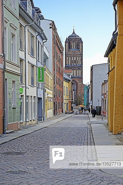 Leere Straße in der Altstadt  Hansestadt Stralsund  UNESCO-Welterbe  Mecklenburg-Vorpommern  Deutschland  Europa