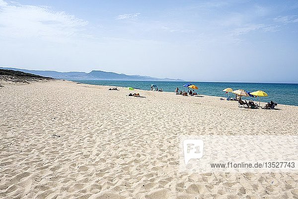 Weißer Sandstrand mit bunten Sonnenschirmen und Badegäste Badesi Provinz Sassari Sardinien Italien Europa