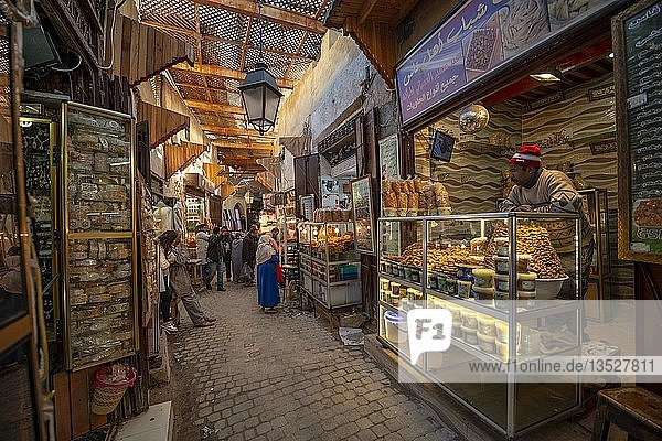 Süßwarenstand  enge Gasse  arabischer Markt  Shouk  Medina von Fes  Fès  Marokko  Afrika