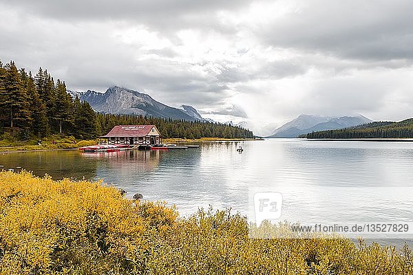 Curly Phillips Boathouse  historic boathouse on the lakeshore of Maligne Lake  Queen Elizabeth Ranges mountain chain behind  cloudy sky  Jasper National Park  Rocky Mountains  Alberta  Canada  North America