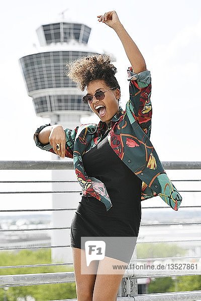 Junge Frau Fashion Fotoshooting am Flughafen München Deutschland Europa