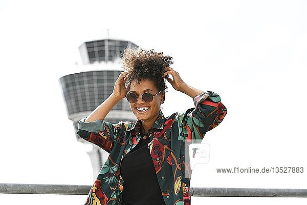 Junge Frau Fashion Fotoshooting am Flughafen München Deutschland Europa