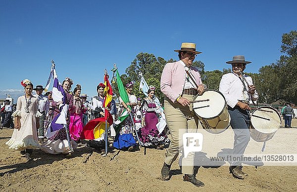 Musiker und junge Frauen in bunten Kleidern Pfingsten Wallfahrt von EL Rocio Huelva-Provinz Andalusien Spanien Europa