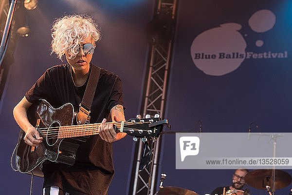 Der britische Musiker Lots Holloway live beim 26. Blue Balls Festival in Luzern  Schweiz  Europa