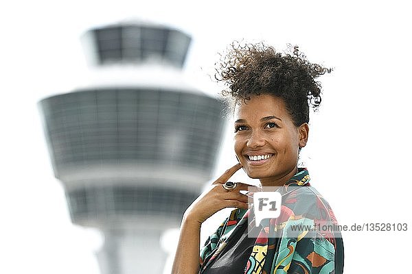 Junge Frau  Fashion  Fotoshooting  Portrait  Flughafen München  Oberbayern  Bayern  Deutschland  Europa