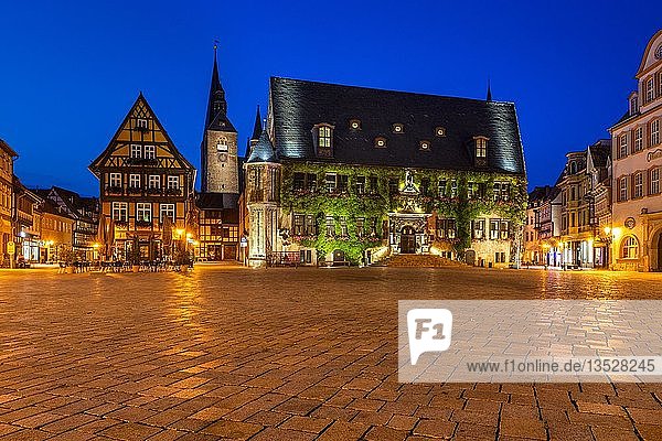 Markt mit Rathaus und Marktkirche  Nachtaufnahme  UNESCO-Welterbe  Quedlinburg  Harz  Sachsen-Anhalt  Deutschland  Europa