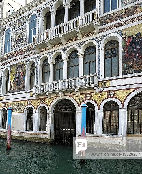 Fassade des Palazzo Barbarigo mit Mosaikmalereien  Canal Grande  Venedig  Veneto  Italien  Europa