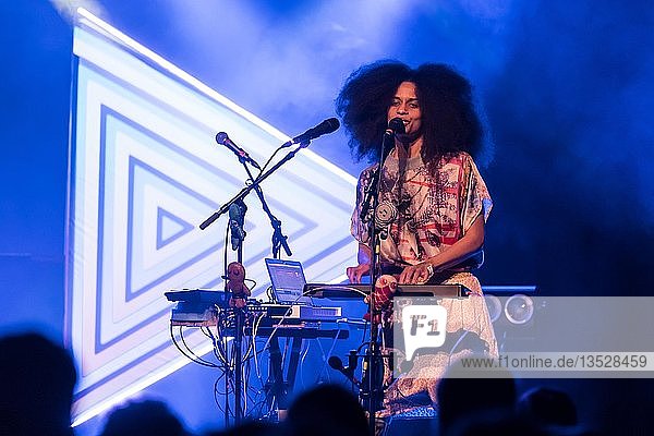 Das Schweizer Elektro-Musik-Duo  bestehend aus Sängerin Joy Frempong und Schlagzeuger Marcel Blatti alias Lleluja-Ha  live in der Schüür Luzern  Schweiz  Europa