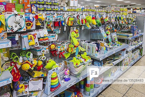 Bunte Spielsachen für Kleinkinder im Supermarkt München Oberbayern Bayern Deutschland Europa