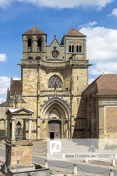 Prioratskirche Saint Pierre und Saint Paul  Souvigny  Departement Allier  Auvergne-Rhone-Alpes  Frankreich  Europa