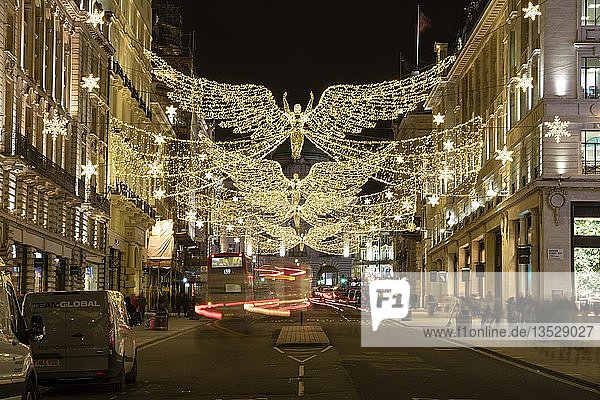 Weihnachtsdekoration in der Regent Street  Nachtszene  London  England  Großbritannien