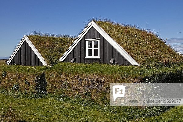 Traditionelle Holzhäuser mit Grasdach  Museum Hellissandur  Snæfellsnes  Westisland  Island  Europa