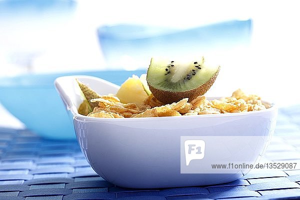 Cornflakes mit Kiwi und Ananasscheiben