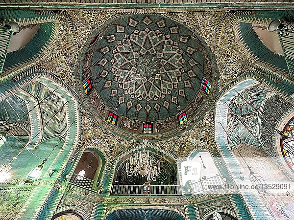 Kronleuchter und Kuppel  Moschee Tekyeh Moaven-ol Molk  Kermanshah  Iran  Asien