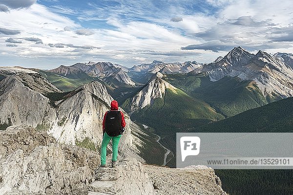 Wanderin blickt vom Gipfel über Berglandschaft  Panoramablick  Sulphur Skyline Trail  Nikassin Range  Jasper National Park  British Columbia  Kanada  Nordamerika