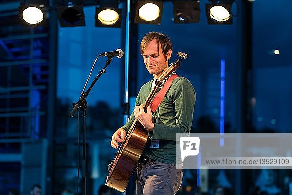 Der neuseeländische Sänger und Songwriter Mathew James White live beim 25. Blue Balls Festival in Luzern  Schweiz  Europa