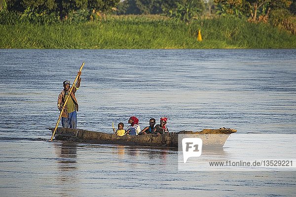 Einheimische im Kanu auf dem Shire-Fluss  Malawi  Afrika