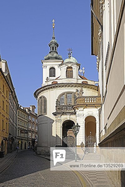 Historische Gebäude und Straßenlampen am frühen Morgen  Altstädter Ring  Altstadt  Prag  Böhmen  Tschechische Republik  Europa