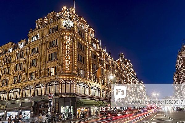 Beleuchtetes Kaufhaus Harrods Nachtaufnahme London Großbritannien Europa