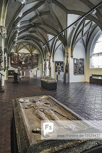 Grabplatte von Ludwig und Hans Paulsdorfer um 1500 aus der Minoritenkirche Regensburg im Saal mit mittelalterlicher religio?ser Kunst Nationalmuseum München Oberbayern Bayern Deutschland Europa