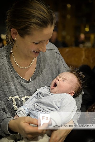 Mutter  hält Baby  gähnend  10 Wochen  Café  Baden-Württemberg  Deutschland  Europa