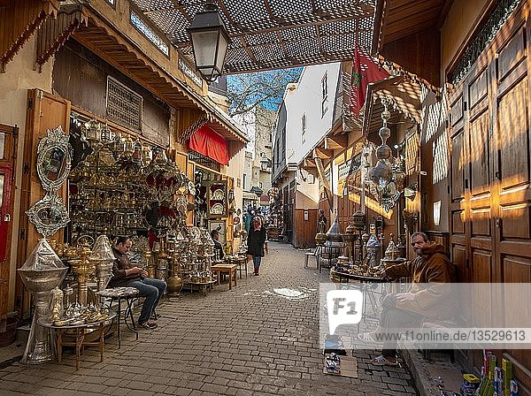 Geschäft mit Metall- und Kupferwaren  enge Gasse  arabischer Markt  Shouk  Medina von Fez  Fès  Marokko  Afrika