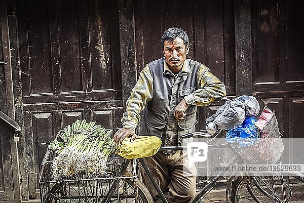 Mann mit Fahrrad  Patan  Kathmandutal  Nepal  Asien