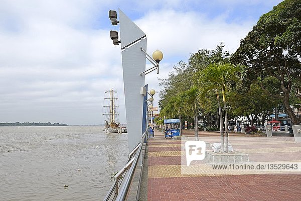 Blick auf die Uferpromenade des Malecon Parks am Ufer des Rio Guayas  Guayaquil  Ecuador  Südamerika