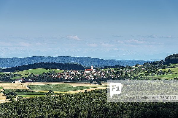 Blick auf die Hegauer Landschaft mit dem Dorf Weiterdingen im Sommer  Baden-Württemberg  Deutschland  Europa
