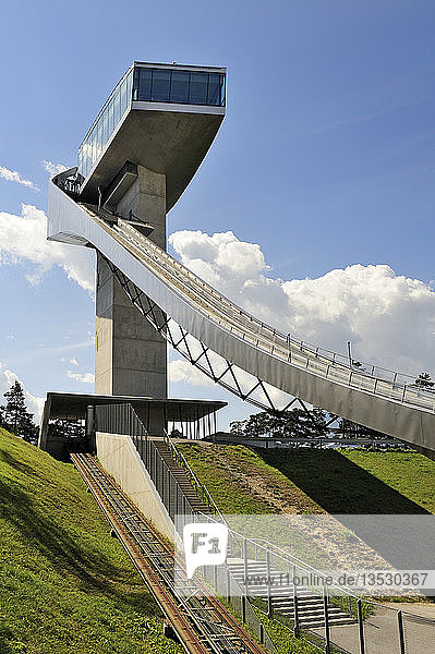 Der 50 Meter hohe Ski Sprungturm genannt Bergiselschanze oberhalb der Stadt Innsbruck Tirol Republik Österreich Europa