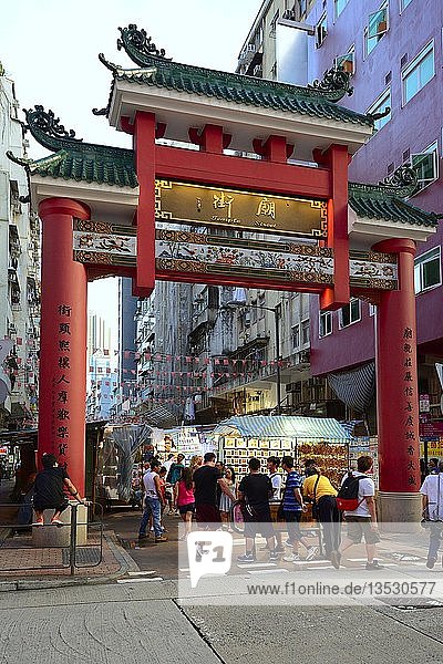 Eingang zum Nachtmarkt in der Temple Street  Kowloon  Hongkong  China  Asien